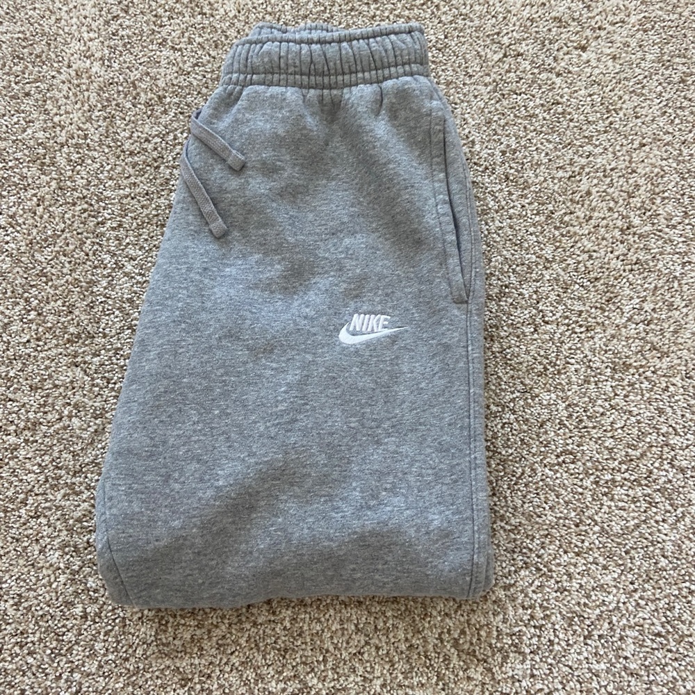 GREY NIKE SWEATPANTS XS(could be worn by women or men)